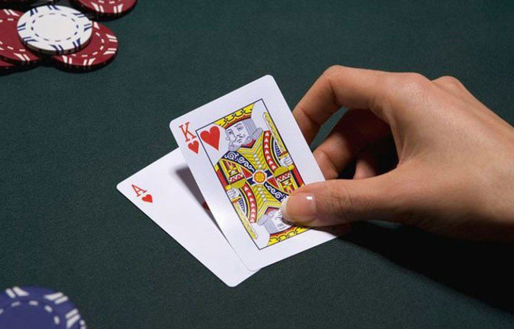 তাস খেলার অর্থকরী দিকটিও বেশ লাগে মিনিষার। মনে হয়, সঙ্গে হাজির আস্ত একটা এটিএম। বা এ যেন বাবা মায়ের কাছ থেকে পকেটমানি পাওয়ার মতো কোনো বিষয়। তাস-কে জুয়া বলতে নারাজ মিনিশা। তার কাছে এটা ট্রেডিং বা প্লেয়িং স্পোর্টস। প্রত্যেক খেলাতেই খেলোয়াড়ের ভালো খারাপ দিন আছে। তাসেরে খারাপ দিন হলে খেলোয়াড় নিজেই নিজের সবথেকে বড় শত্রু, মনে করেন মিনিশা।