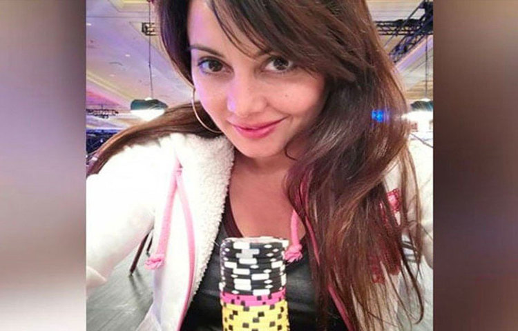 তবে নেশার জন্য অভিনয়ে সমস্যা হবে না বলেই মনে করেন মিনিষা। পছন্দসই রোল পেলে তাস ভুলে অভিনয়ই হবে প্রথম পছন্দ, জানাতে ভোলেননি সুন্দরী।