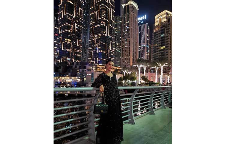 এবারের নতুন বছর উদযাপন করতে চিত্রনায়িকা বর্ষাও চলে গেছেন দুবাই। সেখানে বসেই ভক্তদের ‘হ্যাপি নিউ ইয়ার’ জানিয়েছেন।