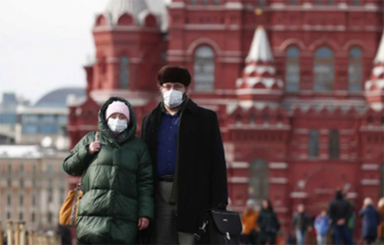 রাশিয়া: এক মাস আগেও এই দেশে করোনা পরিস্থিতি এতটা ভয়াবহ ছিল না। কিন্তু আক্রান্তের সংখ্যা ভ্লাদিমির পুতিনের দেশে লাফিয়ে লাফিয়ে বাড়ছে। মোট করোনা আক্রান্তের সংখ্যা ২৪২,২৭১ জন। এখন পর্যন্ত মৃত ২,২১২ জন। আক্রান্তের সংখ্যার তুলনায় মৃত্যুর হার অবশ্য বাকি দেশগুলোর তুলনায় অনেকটাই কম।