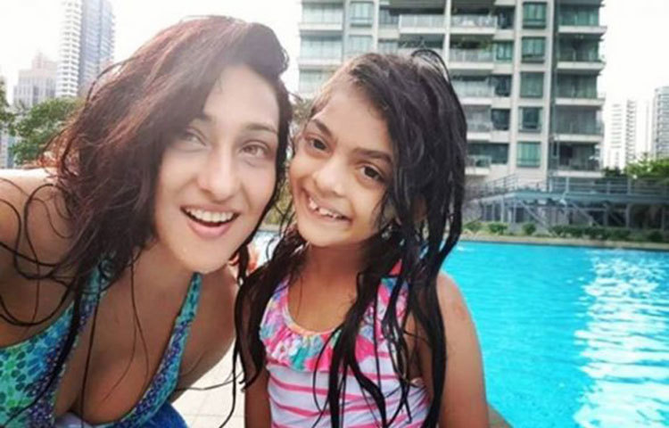 লকডাউনে সিঙ্গাপুরে পরিবারের সঙ্গে রয়েছেন ঋতুপর্ণা। সেখানে মেয়ে রিসোনাও রয়েছেন নায়িকার কাছে, আঁকা, গান-নাচ কিংবা কোনো সময় নিছক আড্ডা মেরেই কাটছে তাদের কোয়ারেন্টাইন।