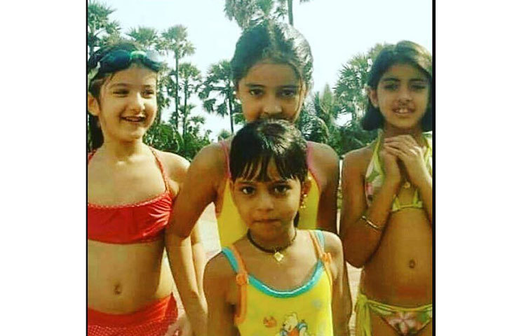 সুহানার জন্ম ২০০০ সালের ২২ মে। শাহরুখের ৩ ছেলেমেয়ের মধ্যে তিনি একমাত্র কন্যা।