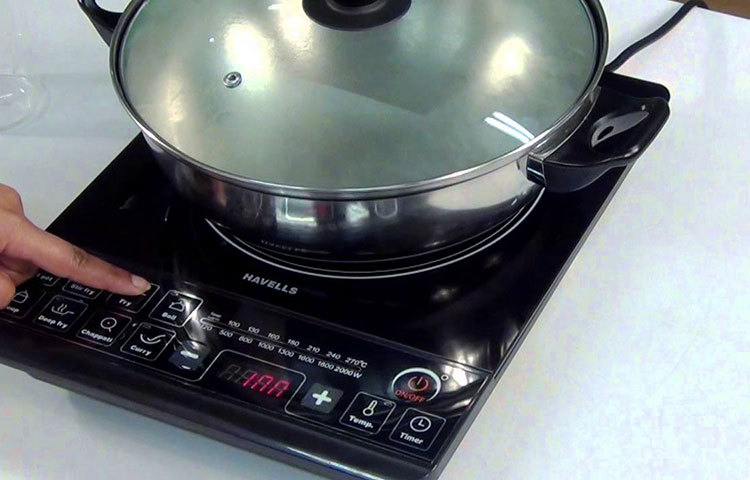 চুলা: রান্না করার সময় বেশিরভাগ খাবারের কণা চুলার চারদিকে ছড়িয়ে পড়ে যা জীবাণু এবং সংক্রামকের বিকাশের কারণ হতে পারে। তাই জীবাণুনাশক দিয়ে চুলার চারপাশ সঠিকভাবে পরিষ্কার করা জরুরি। এ কাজে ভিনেগার বা বেকিং সোডা ব্যবহার করতে পারেন। তবে অবশ্যই চুলা বন্ধ করার পর পরিষ্কারের কাজ করবেন।