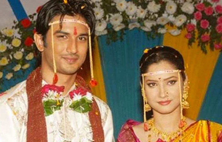 ২০০৯ সালে সুশান্ত-অঙ্কিতার সম্পর্ক ছিল ইন্ডাস্ট্রির সেরা গুঞ্জন। ‘পবিত্র রিশতা’-র জুটি মানব এবং অর্চনার প্রেম পর্দার বাইরেও জমে উঠেছিল। এমনকি, এও শোনা গিয়েছিল, তারা নাকি গোপনে বিয়ে করে নিয়েছেন।