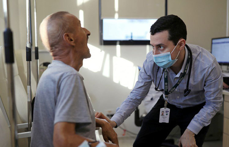 গবেষণাগারে একটি প্রতিষেধক তৈরির পর প্রথম যে ধাপের বাধা সামনে থাকে, তা হল প্রি-ক্লিনিক্যাল ট্রায়াল বা টেস্টিং। এই পর্যায়ে গবেষকরা প্রতিষেধকটি ইঁদুর বা বাঁদরের মতো প্রাণীর দেহে পরীক্ষামূলক ভাবে প্রয়োগ করেন। মূলত দেখা হয়, ওই প্রতিষেধকটি তাদের দেহে কোনো প্রতিরোধ ক্ষমতা তৈরি করতে পারে কি না! প্রি-ক্লিনিক্যাল ট্রায়ালের পর শুরু হয় প্রথম পর্যায় (ধাপ-১) বা সেফটি ট্রায়াল। এই পর্যায়ে অত্যন্ত অল্প সংখ্যক ব্যক্তির উপরে প্রতিষেধক প্রয়োগ করা হয়। ওই ব্যক্তিদের দেহে অ্যান্টিবডি তৈরি হচ্ছে কি না, তা নজর রাখা হয়। এ ক্ষেত্রে ওই প্রতিষেধকটি ক্ষতিকর কি না, তা বুঝতে কমপক্ষে তিন মাস অপেক্ষা করতে হয়।