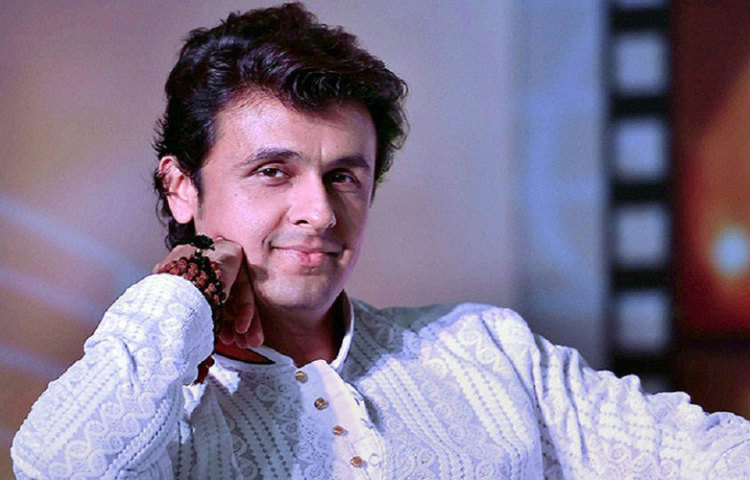 ১৯৯০ সালে ‘জানম’ ছবিতে প্রথম প্লেব্যাকের সুযোগ পানম সোনু। সেই ছবি কখনো মুক্তি না পেলেও, তারপর রেডিও এবং বিজ্ঞাপনে কাজ করার সুযোগ পেয়ে যান তিনি। এরপর ১৯৯২ সালে ‘আজা মেরি জান’ ছবিতে গান গাওয়ার সুযোগ পান তিনি। সেই বছরই তার প্রথম অ্যালবাম ‘রফি কি ইয়াদে’ মুক্তি পায়।