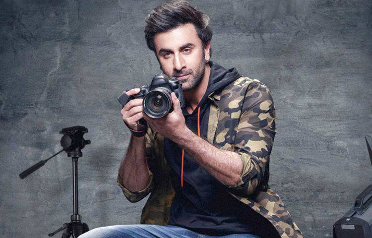 রণবীর কাপুর: স্কুল জীবন থেকেই নাকি মাদক সেবনের অভ্যাস রণবীর কাপুরের। কঙ্গনাও অভিযোগ এনেছেন তার বিরুদ্ধে। বলিউডের চকলেট বয়কে নাকি রিহ্যাবেও যেতে হয়েছিল। এমনকি গাঁজার নেশার কথা প্রকাশ্যে স্বীকারও করেন রণবীর।