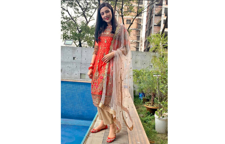 ছবিতে মিষ্টি হাসির মিম।