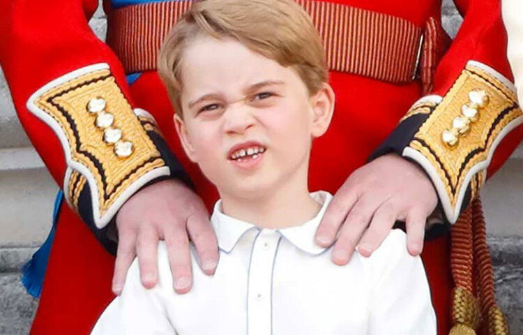 রাজ পরিবারের খুদে লুইস ডিউক অব কেমব্রিজ প্রিন্স উইলিয়াম ও ডাচেস অব ক্যামব্রিজ ক্যাথরিনের সন্তান। সে এই বয়সেই বিশ্বের অন্যতম ধনী।