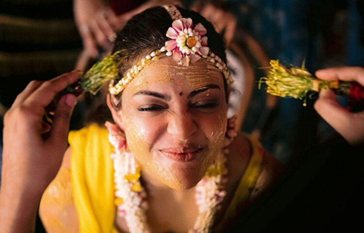 গায়েহলুদের অনুষ্ঠানের মতোই অতিরিক্ত জাঁকজমকহীন কাজলের পোশাক। পরনে গোলাপি ফুলের ছাপ দেয়া হলদে চুড়িদারের সঙ্গে ছিল মানানসই মুক্তোর গয়না। আর মুক্তোর টায়রাতেও গোলাপির ছোঁয়া। হাতে-গলায় এবং কপালের ফ্লোরাল জুয়েলারিতেও ছিল সাদা মুক্তো ছড়ানো।