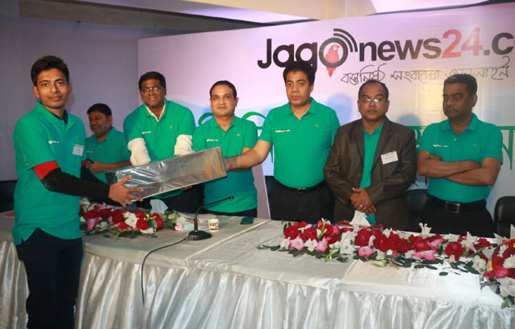 সেরা প্রতিনিধির পুরস্কার নিচ্ছেন বরগুনার সাইফুল ইসলাম মিরাজ। ছবি: বিপ্লব দিক্ষিৎ