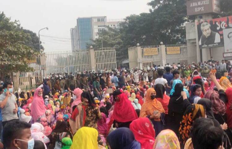 আদমজী ইপিজেডের সামনে বকেয়া বেতনের দাবিতে বিক্ষোভ করছেন শ্রমিকরা। ছবি: বিপ্লব দিক্ষিৎ