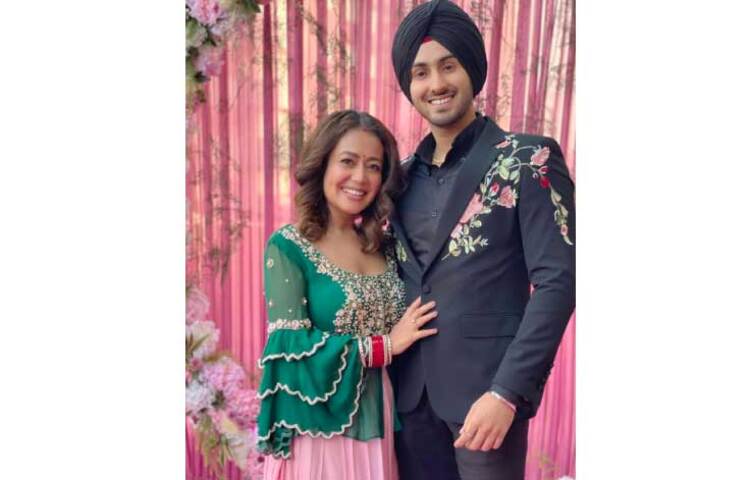 লোহরি হচ্ছে ভারতের পাঞ্জাবের শস্যবরণের উৎসব। এ উৎসবকে ঘিরে নানা আয়োজন করা হয়। নেহাও এ উৎসব সবার সাথে পালন করছেন। ছবি: ফেসবুক