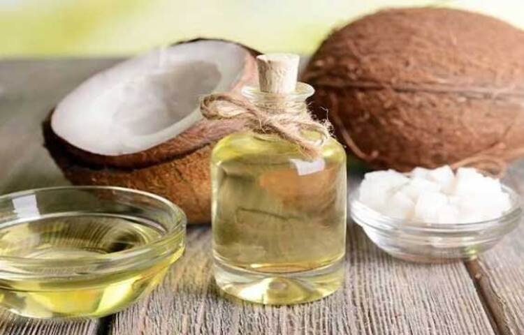 নারকেল তেলের অ্যান্টিমাইক্রোবিয়াল বৈশিষ্ট্য দাঁতের গোড়ার নানা সমস্যা ও সমক্রমণ রোধ করে। ছবি: সংগৃহীত