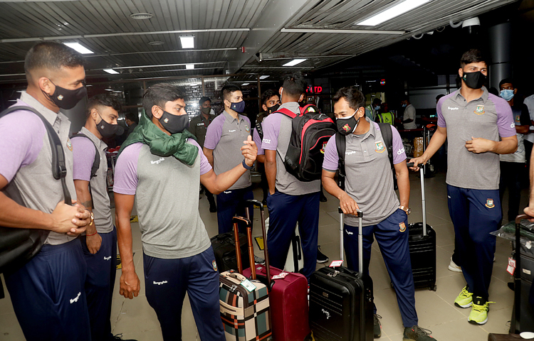 ২৯ জুন ভোর ৪টা থেকে রাত ১২টা ৪০ মিনিট- প্রায় একদিন কাটলো বিমান এবং বিমান বন্দরে। দীর্ঘ প্রায় ২১ ঘণ্টা বিমান ভ্রমণ শেষে অবশেষে হারারে গিয়ে পৌঁছেছে বাংলাদেশ ক্রিকেট দল। ছবি : সংগৃহীত