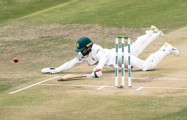 হারারে স্পোর্টস ক্লাব মাঠে জিম্বাবুয়ের বিপক্ষে টস জিতে ব্যাটিং করতে নেমে শুরুতেই বড়সড় ধাক্কা খায় বাংলাদেশ। পরে লাঞ্চ বিরতির আগে আরেকটি ধাক্কার মুখোমুখি হয়। আউট হয়ে যান দেখেশুনে খেলতে থাকা সাদমান ইসলাম। ছবি : সংগৃহীত