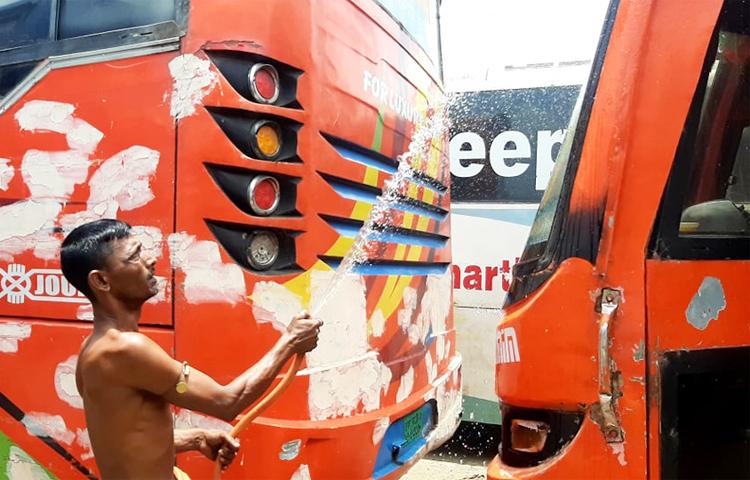 ঈদুল আজহাকে সামনে রেখে বিধিনিষেধ শিথিল করায় আগামীকাল ১৫ জুলাই থেকে সব ধরনের গণপরিবহন চলবে। তাই বাস চালানোর জন্য সায়েদবাদ বাসস্ট্যান্ড এলাকায় চলছে পরিবহন মালিক-শ্রমিকদের প্রস্তুতি। ছবি : বিপ্লব দিক্ষিৎ