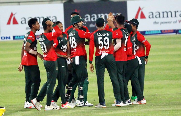 মিরপুরে সিরিজের দ্বিতীয় টি-টোয়েন্টিতে মুখোমুখি দুই দল। ম্যাচে টস জিতে ব্যাটিংয়ের সিদ্ধান্ত নেন অস্ট্রেলিয়ার অধিনায়ক ম্যাথু ওয়েড। বাংলাদেশ প্রথমে ফিল্ডিংয়ে। ছবি: সংগৃহীত