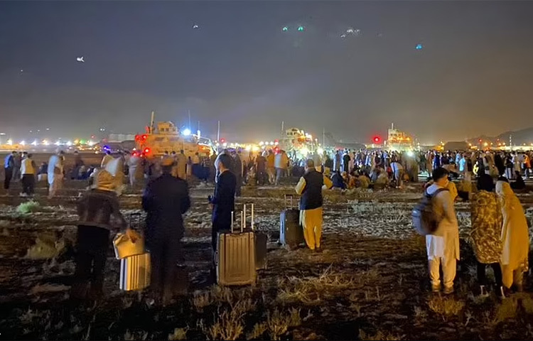 আগাস্টের শুরুতে আফগান প্রতিরক্ষামন্ত্রী ও একাধিক আইনসভার সদস্যের বাড়িতে হামলা চালায় তালেবান। ৬ অগাস্ট গুলি করে হত্যা করা হয় আফগান সরকারের জনসংযোগ কর্মকর্তাকে। ছবি: সংগৃহীত