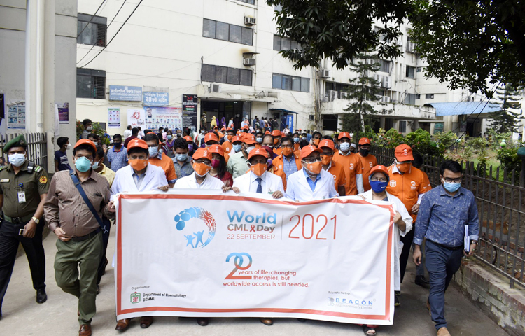 দীর্ঘমেয়াদি রক্তের ক্যানসার সচেতনতায় আন্তর্জাতিক ক্রনিক মায়েলয়েড লিউকেমিয়া (সিএমএল) দিবস পালিত হয়েছে। ২২ সেপ্টেম্বর শোভাযাত্রা ও সমাবেশসহ নানা আয়োজনে বঙ্গবন্ধু শেখ মুজিব মেডিকেল বিশ্ববিদ্যালয়ের (বিএসএমএমইউ) হেমাটোলজি বিভাগের উদ্যোগে দিবসটি পালিত হয়। ছবি: জাগো নিউজ