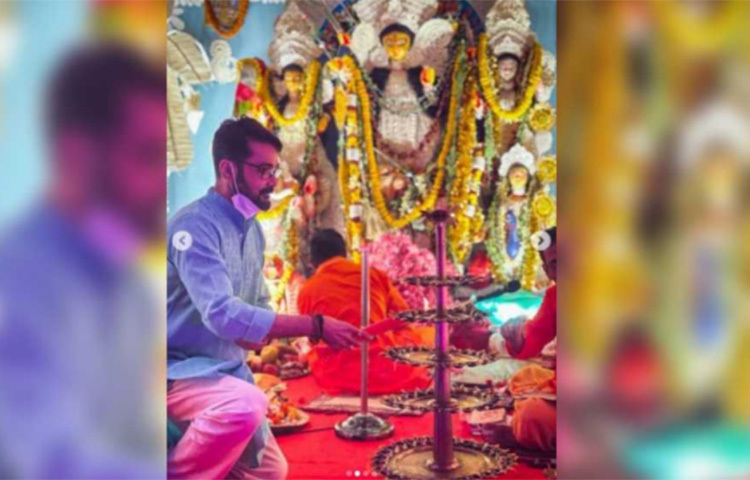 অষ্টমীর রাতে মণ্ডপে হাজির প্রসেনজিৎ চট্টোপাধ্যায়। অংশ নিলেন সন্ধিপূজায়। ছবি: সংগৃহীত