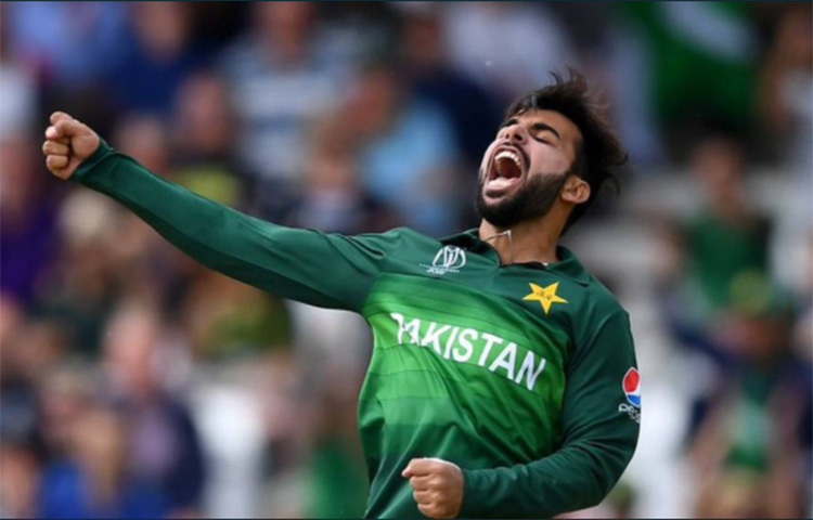 শাদাব খান: তিনি সহ-অধিনায়ক। ২৩ বছরের শাদাব লেগ ব্রেক বল করেন। শুধু তাই নয়, একজন আক্রমণাত্মক ব্যাটস ম্যানও তিনি। এবারের বিশ্বকাপে ব্যাটে-বলে গুরুত্বপূর্ণ ভূমিকা নিতে পারেন শাদাব। ছবি: সংগৃহীত