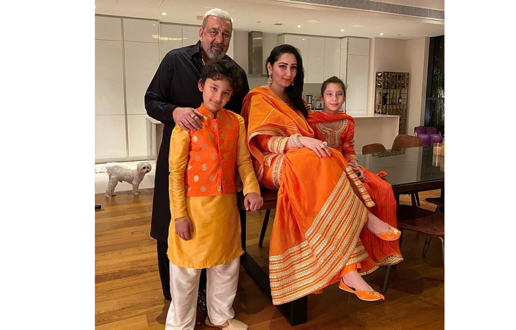 সঞ্জয় ও মান্যতা দত্তের দুই ছেলে-মেয়ে যমজ। তাদের নাম ইকরা ও শাহরান। ছবি: সংগৃহীত