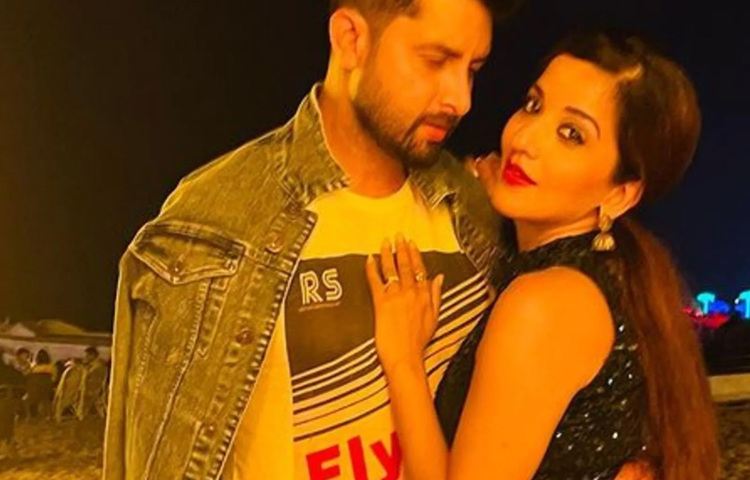 বিস বসের ঘরে মোনালিসা তার দীর্ঘদিনের বয়ফ্রেন্ড বিক্রান্ত সিং রাজপুতের সঙ্গে সাত পাকে ঘুরে ছিলেন এই শোয়ের আগে মোনালিসা বেশ কিছু বিয়ে হয়েছে তা দীর্ঘদিন পর্যন্ত চলেনি। মোনালিসা ও বিক্রান্ত সিং রাজপুতের বিবাহিত জীবনে অত্যন্ত সুখের সঙ্গে বসবাস করেন। সম্প্রতি এই জুটি গোয়া থেকে ফিরে এসেছেন। ছবি: সংগৃহীত