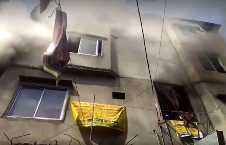 রাজধানীর মিরপুরের দক্ষিণ বিসিক কো-অপারেটিভ মার্কেটের পেছনে তানভীর ফ্যাশন নামের একটি সুতার গোডাউনে অগ্নিকাণ্ডের ঘটনা ঘটে। আজ দুপুর ১টা ৩৬ মিনিটে ওই ভবনের দ্বিতীয় তলায় আগুনের সূত্রপাত হয়। ছবি: সংগৃহীত