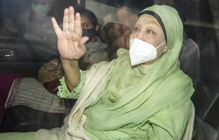 বিএনপি চেয়ারপারসন বেগম খালেদা জিয়ার দণ্ড স্থগিত করে আগের দুটি শর্তেই মুক্তির মেয়াদ আরও ছয় মাস বাড়ানো হয়েছে। ছবি: সংগৃহীত