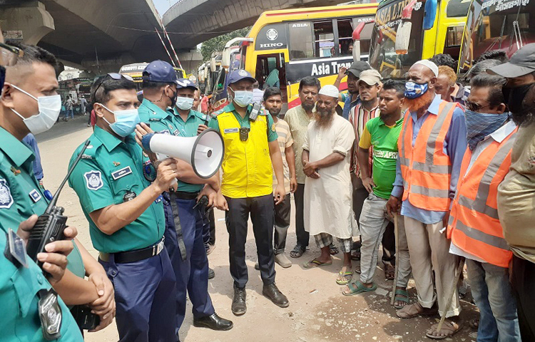 রাজধানীর সায়েদাবাদ বাস টার্মিনালে পরিবহন মালিক-শ্রমিক, বাসচালক ও হেল্পারদের নিয়ে সতর্কতামূলক পথসভা করে ট্রাফিক পুলিশ। ছবি: জাগো নিউজ
