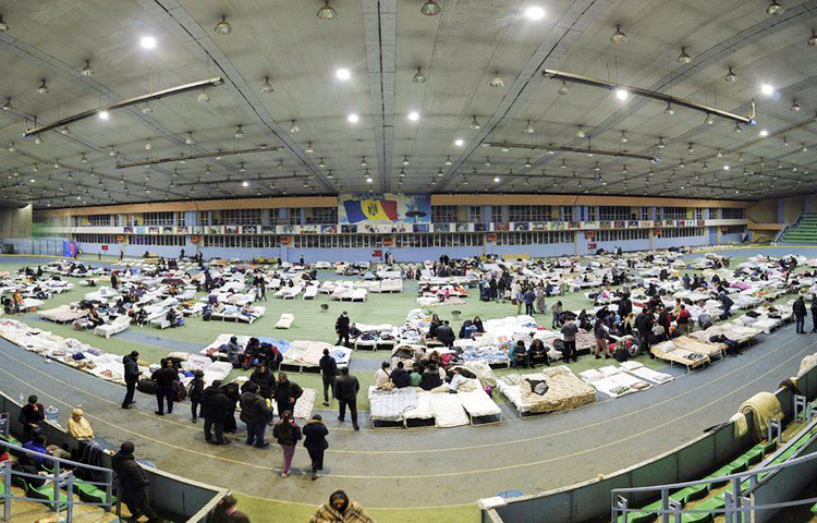 রাশিয়া-ইউক্রেন যুদ্ধ গড়িয়েছে চতুর্থ মাসে। এখনো থামেনি দু’পক্ষের লড়াই। বহু মানুষ হতাহত হয়েছে। যুদ্ধের কারণে দেশ ছেড়েছেন অনেকেই। মলদোভার একটি অ্যাথলেটিক সেন্টারে আশ্রয় নিয়েছেন অনেক ইউক্রেনীয়। ছবি: সংগৃহীত