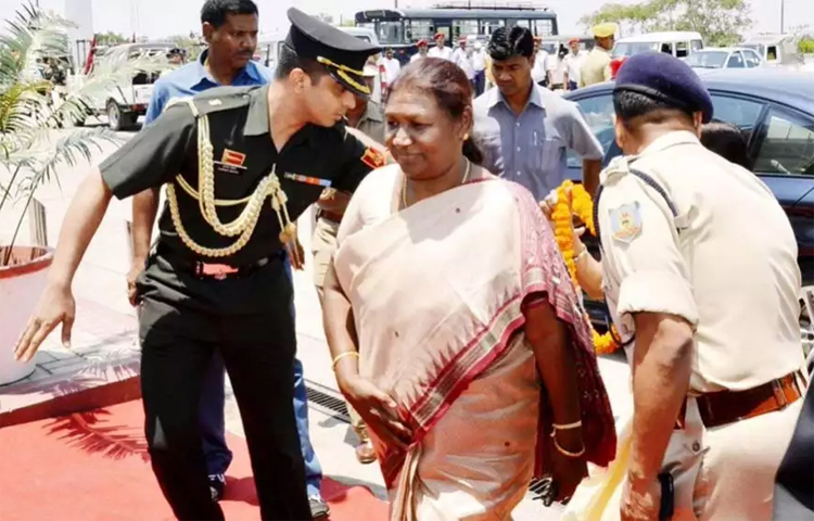ভারতের রাষ্ট্রপতি নির্বাচনে প্রার্থী ঘোষণা করেছে বিজেপি নেতৃত্বাধীন এনডিএ জোট। প্রার্থী হিসেবে দ্রৌপদীর নাম ঘোষণা করেন বিজেপি সভাপতি জেপি নড্ডা। ছবি: সংগৃহীত