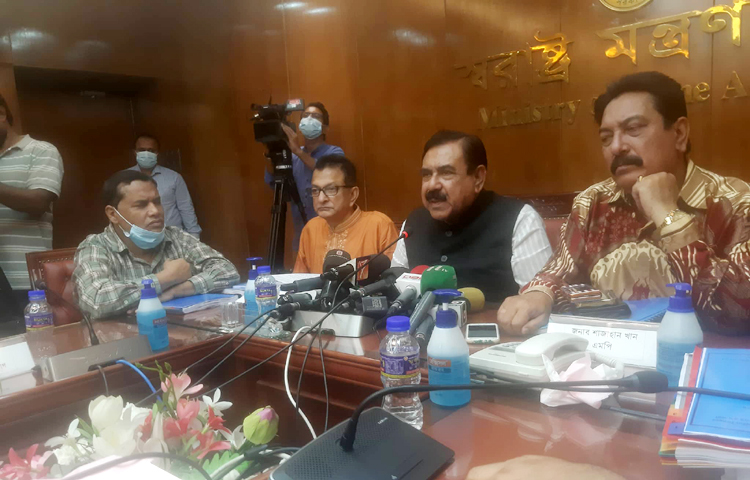 এক জেলা থেকে অন্য জেলায় মোটরসাইকেল চলাচল স্থায়ীভাবে বন্ধ চায় সড়ক পরিবহন সেক্টরে শৃঙ্খলা জোরদারকরণ এবং দুর্ঘটনা নিয়ন্ত্রণে সুপারিশ প্রণয়ন সংক্রান্ত কমিটির ১১১ দফা সুপারিশমালা বাস্তবায়নের জন্য গঠিত টাস্কফোর্স। ছবি: জাগো নিউজ