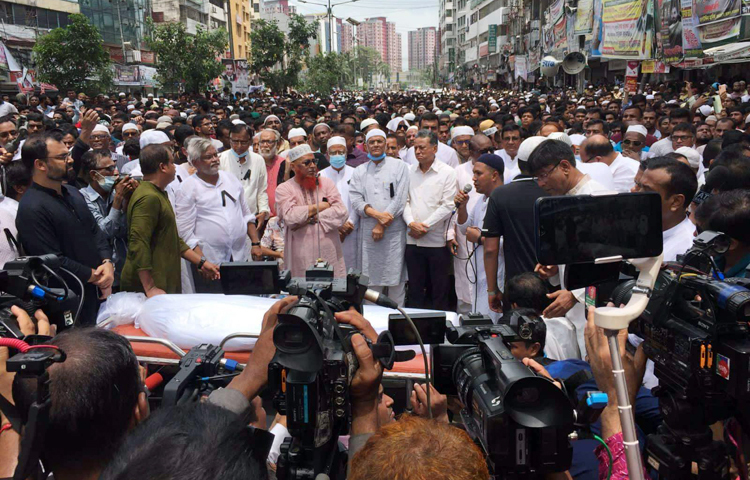 আজ দুপুরে নয়াপল্টনে বিএনপির কেন্দ্রীয় কার্যালয়ের সামনে পুলিশের সঙ্গে সংঘর্ষে নিহত ভোলা জেলা ছাত্রদল সভাপতি নুরে আলমের জানাজা অনুষ্ঠিত হয়। এতে দলের সর্বস্তরের নেতাকর্মীরা অংশ নেন। ছবি: জাগো নিউজ