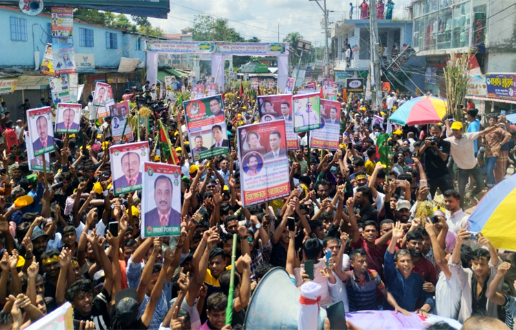 কুমিল্লার নাঙ্গলকোটে বিএনপি ও আওয়ামী লীগ নেতাকর্মীদের মধ্যে ধাওয়া-পাল্টা ধাওয়া ও সংঘর্ষের ঘটনা ঘটে। এতে পুলিশসহ উভয়পক্ষের অন্তত শতাধিক নেতা-কর্মী আহত হওয়ার খবর পাওয়া গেছে। ছবি: জাহিদ পাটোয়ারী