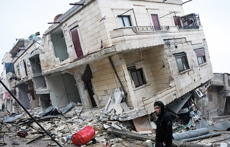 আজ তুরস্কের ক্ষতিগ্রস্ত ১০টি শহরে একটি অস্থায়ী মজুরি সহায়তা প্রকল্প চালু করা হয়েছে। এসব শহরে চাকরি থেকে ছাঁটাই প্রক্রিয়াও নিষিদ্ধ করা হয়েছে। ভূমিকম্পের আর্থিক প্রভাব থেকে কর্মী ও ব্যবসায়ীদের রক্ষা করার জন্য এমন উদ্যোগ নিয়েছে দেশটির সরকার। ছবি: সংগৃহীত