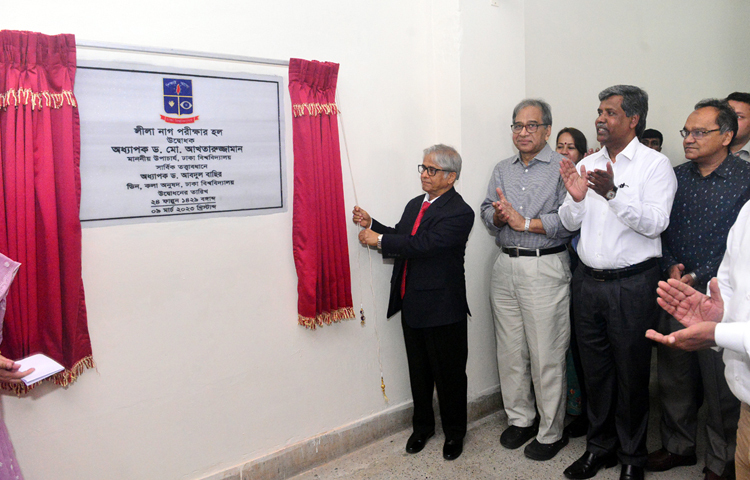 ঢাকা বিশ্ববিদ্যালয়ের প্রথম ছাত্রী লীলা নাগের নামে কলা ভবনে পরীক্ষার হলের নামকরণ করা হয়েছে। আজ ঢাকা বিশ্ববিদ্যালয়ের উপাচার্য অধ্যাপক ড. মো. আখতারুজ্জামান কলাভবনের পঞ্চম তলায় ‘লীলা নাগ পরীক্ষার হল’ র নামফলক উন্মোচন করেন। এসময় কলা অনুষদভুক্ত বিভিন্ন বিভাগের শিক্ষক-শিক্ষার্থী উপস্থিত ছিলেন। ছবি- জাগো নিউজ