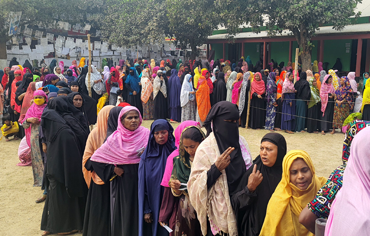 ফরিদপুর সদর উপজেলার ১১টি ইউনিয়ন পরিষদ নির্বাচনে ভোটগ্রহণ চলছে। আজ সকাল থেকেই বিভিন্ন ভোটকেন্দ্রের সামনে ভোটারদের দীর্ঘলাইন দেখা গেছে। পুরুষের পাশাপাশি বিপুল সংখ্যক নারী ভোটাররাও এসেছেন ভোট দিতে। ছবি: এন কে বি নয়ন