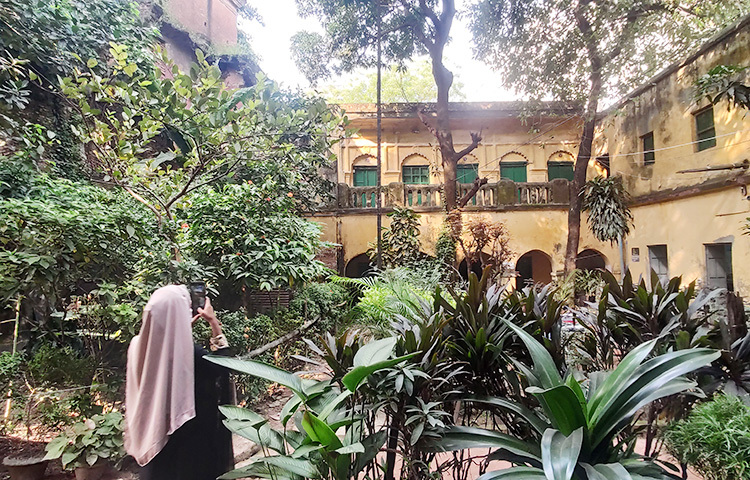 বোর্ডিংয়ের ছবি তুলছেন একজন দর্শনার্থী। ছবি: ঝরনা আক্তার জয়া