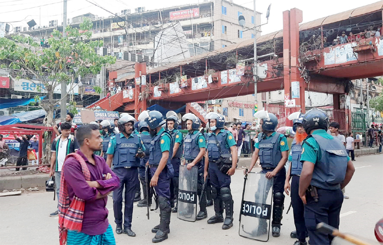 আজ বিকেলে রাজধানীর নিউমার্কেটের সামনে দোকান কর্মচারী এবং ঢাকা কলেজের সামনে শিক্ষার্থীরা অবস্থান নিয়েছেন। ফলে ওই এলাকায় আবারও উত্তেজনা ছড়িয়ে পড়েছে। ছবি: জাগো নিউজ