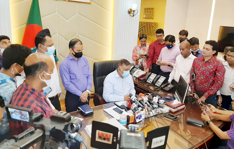 রাজধানীর কলাবাগানের তেঁতুলতলা মাঠটি কখনো মাঠ নয়, পরিত্যক্ত সম্পত্তি ছিল বলে জানিয়েছেন স্বরাষ্ট্রমন্ত্রী আসাদুজ্জামান খান কামাল। ছবি: জাগো নিউজ