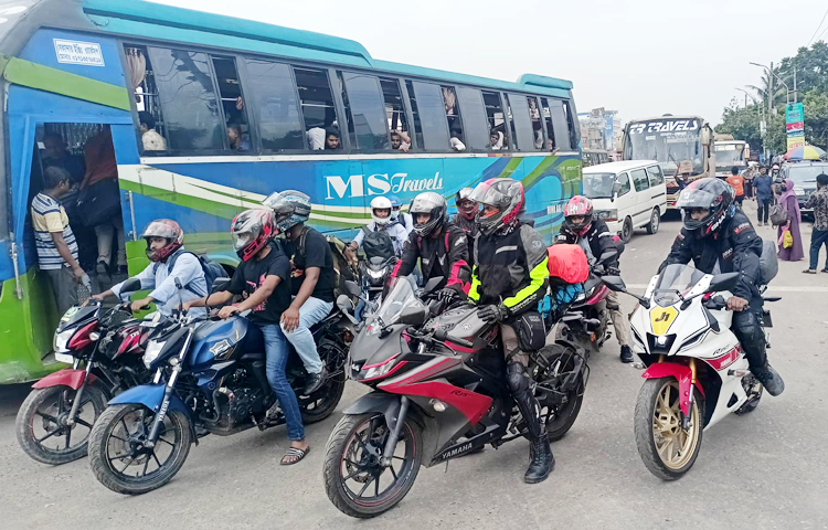 ঈদের আগে ও পরে সাতদিন এক জেলা থেকে আরেক জেলায় মোটরসাইকেল চলাচলে বিধিনিষেধ আরোপ করেছে সড়ক পরিবহণ ও মহাসড়ক বিভাগ। এজন্য আগেভাগেই ঢাকা ছাড়ছেন মোটরসাইকেল চালকরা। ছবি: জাগো নিউজ