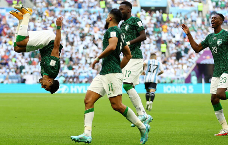 একেবারে অপ্রত্যাশিত। এমন একটি ফল হবে কেউ স্বপ্নেও কল্পনা করেননি। অথচ ভাবনারও অতীত সে ঘটনা ঘটলো আজ কাতারের রাজধানী দোহার লুসাইল স্টেডিয়ামে। সৌদি আরবের কাছে ২-১ গোলে হেরে গেল লিওনেল মেসির আর্জেন্টিনা। ছবি: সংগৃহীত