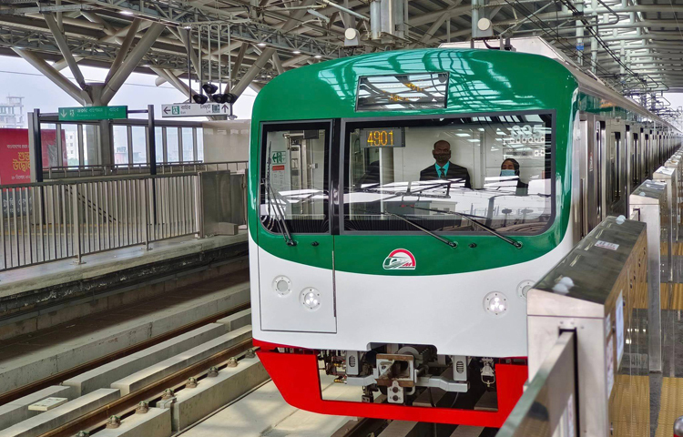 খুলেছে দ্বিতীয় স্বপ্নের দ্বার। পদ্মাসেতুর পর এবার বাঙালি জাতির আরও একটি অবিশ্বাস্য স্বপ্নপূরণ হলো। যানজটের নগরী ঢাকায় বহুল কাঙ্ক্ষিত স্বপ্নের মেট্রোরেলের উদ্বোধন করলেন প্রধানমন্ত্রী শেখ হাসিনা। এর মধ্য দিয়ে যাতায়াতের কষ্ট লাঘব হবে শতবছরের পুরোনো এই নগরীর। ছবি: জাগো নিউজ