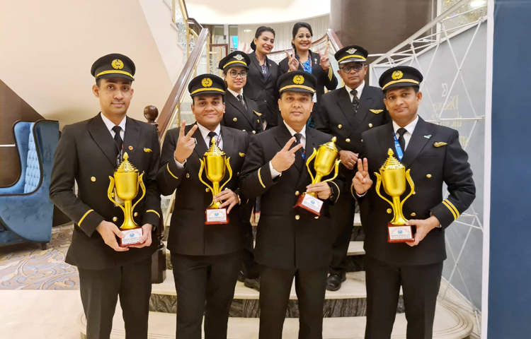 কাতারে ব্যাডমিন্টন প্রতিযোগিতায় দুটি ইভেন্টে চ্যাম্পিয়ন হয়েছে বিমান বাংলাদেশ এয়ারলাইন্সের ব্যাডমিন্টন দল। ২৩ ও ২৪ ফেব্রুয়ারি কাতারের আল-মামুরায় অবস্থিত ক্যামব্রিজ বয়েজ স্কুলের ইনডোরে এ খেলা হয়। আন্তর্জাতিক মাতৃভাষা দিবস ও কাতারের জাতীয় ক্রীড়া দিবস উপলক্ষে এ ব্যাডমিন্টন প্রতিযোগিতা-২০২৩ এর আয়োজন করে বাংলাদেশ ব্যাডমিন্টন সোসাইটি ও কাতার। ছবি- জাগো নিউজ