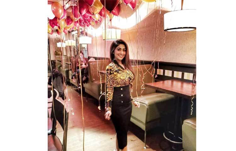 পিয়া বিপাশা এই ছবি ফেসবুকে পোস্ট করে লিখেন ‘স্পেশাল ডে’।