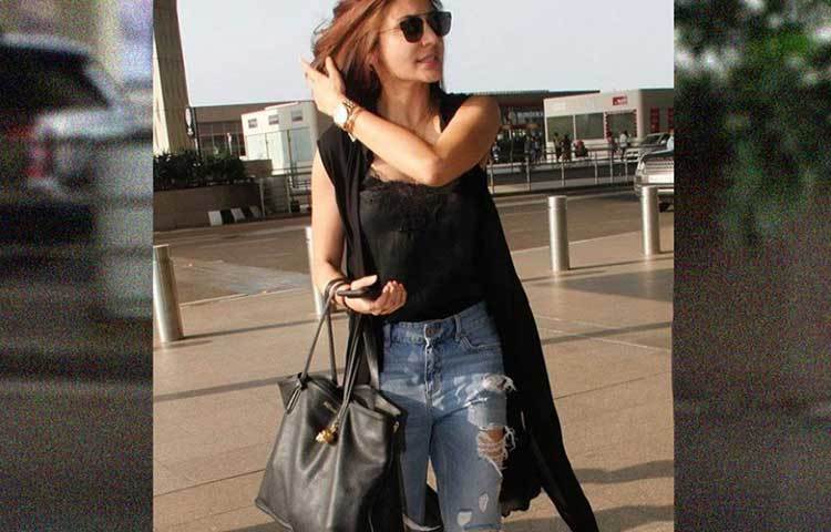 অত্যন্ত ক্যাজুয়াল পোশাকেও অনবদ্য অনুশকা শর্মা। কারণ ফ্যাশনের গোপন মন্ত্র তার জানা। জিনস, শার্ট আর সঙ্গে হাতে ঝোলানো একটা স্মার্ট ব্যাগ। ব্যস, মুহূর্তেই গ্লামারস হয়ে ওঠেন তিনি। সাধারণত 'ফ্রেন্ডি মনস্টার’ ব্র্যান্ডের ব্যাগ ব্যবহার করতে পছন্দ করেন বিরাট-গিন্নি। যার আনুমানিক মূল্য ১ লাখ ২০ হাজার।