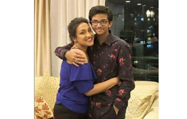 ঋতুপর্ণার ছেলে অঙ্কন। মেয়েকে একটু বেশি দেখা গেলেও ছেলের সঙ্গেও চুটিয়ে সময় কাটান নায়িকা। সিঙ্গাপুরেই পড়াশোনা করে অঙ্কন।