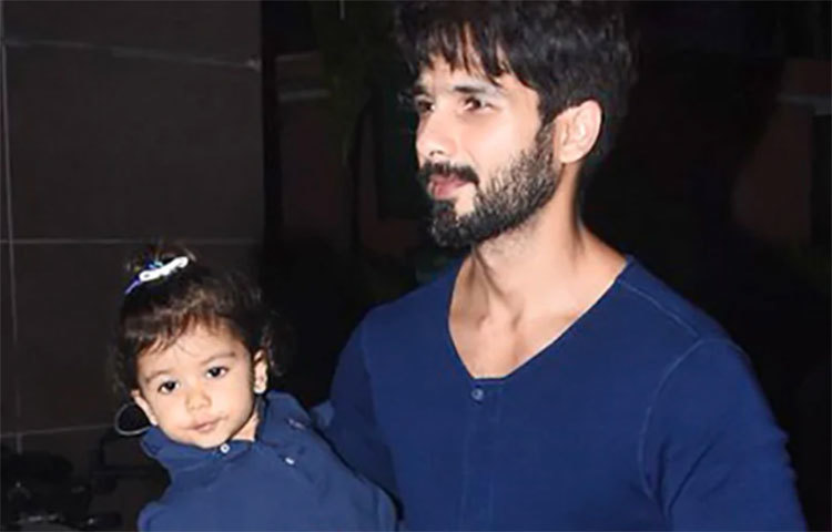 মেয়ে মীশার সঙ্গে শহিদ কাপুর।